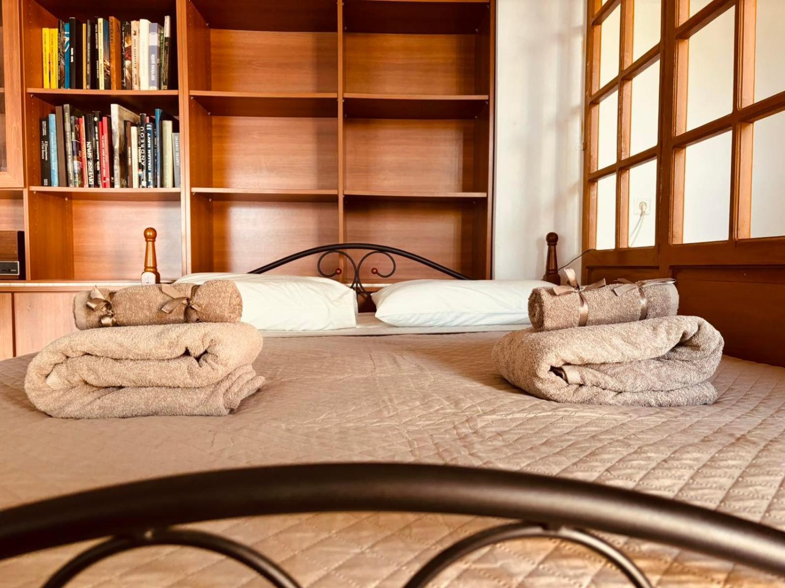 Bibliotheque Vintage & Easy Garden * Heraklion (Crete)